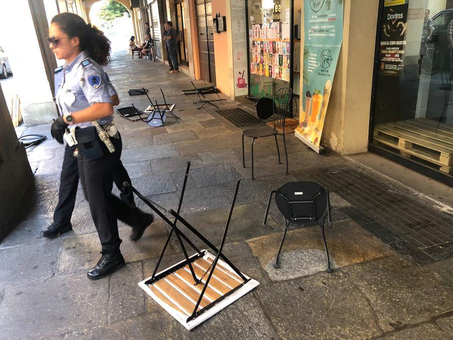 Rovescia i tavoli del bar, interviene la polizia locale