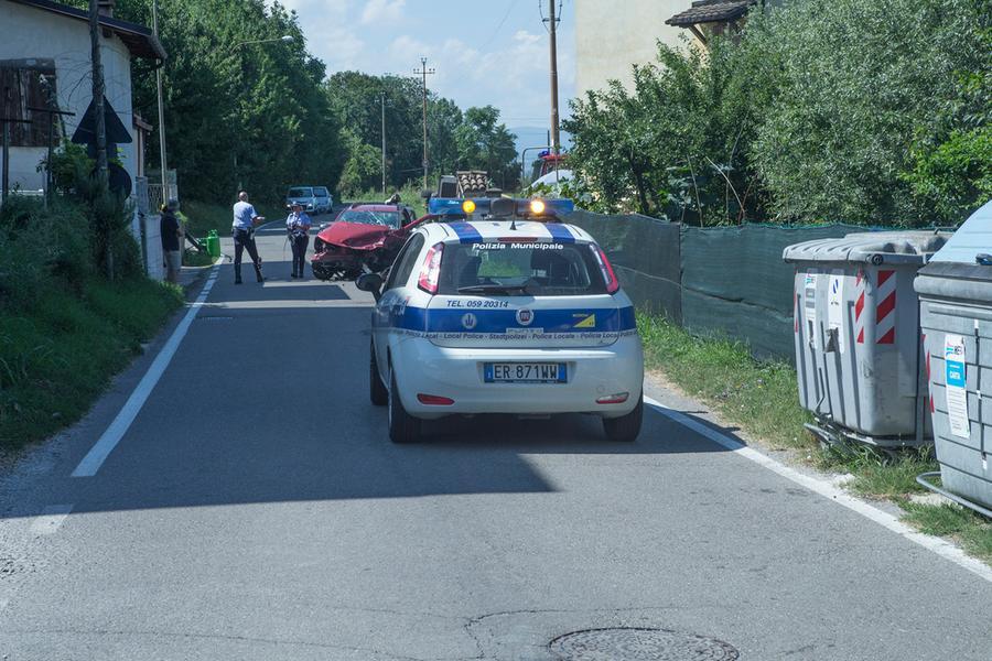 Protesta dei residenti di Strada Stradella per le auto che sfrecciano 