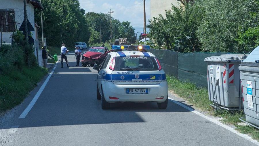 Protesta dei residenti di Strada Stradella per le auto che sfrecciano