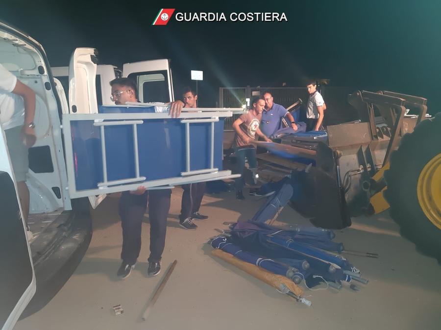Olbia, sequestrati 100 sdraio e 45 ombrelloni abusivi a Capo Ceraso