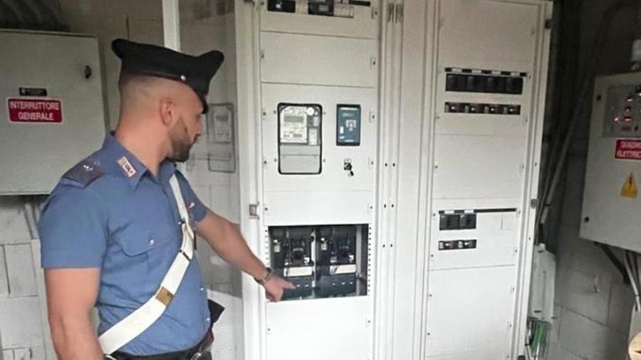 Operaio folgorato mentre installa pannelli fotovoltaici, è salvo