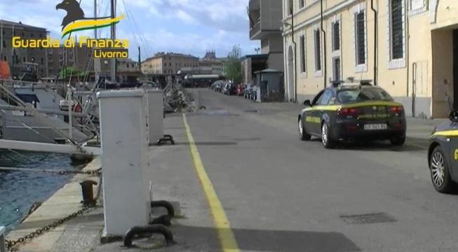 Trovato al porto con un chilo di droga in valigia: arrestato dalla finanza