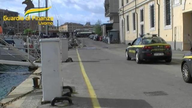 Trovato al porto con un chilo di droga in valigia: arrestato dalla finanza