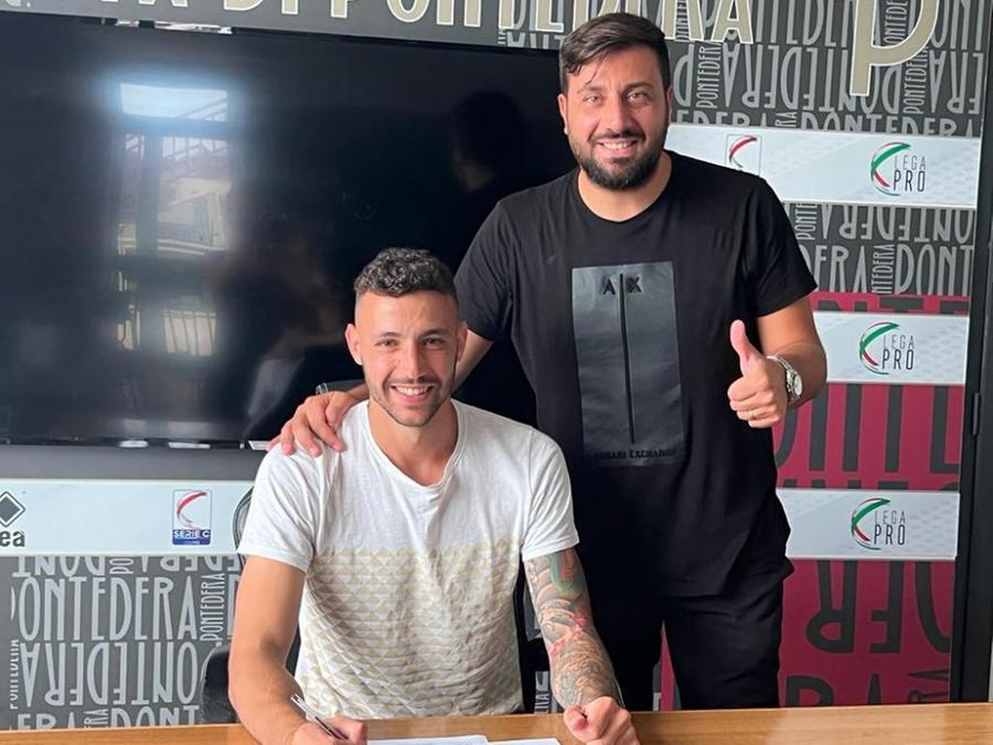 
	Riccardo Martinelli negli uffici dell'Us Citt&agrave; di Pontedera insieme al procuratore,&nbsp;Valeriano Narcisi

