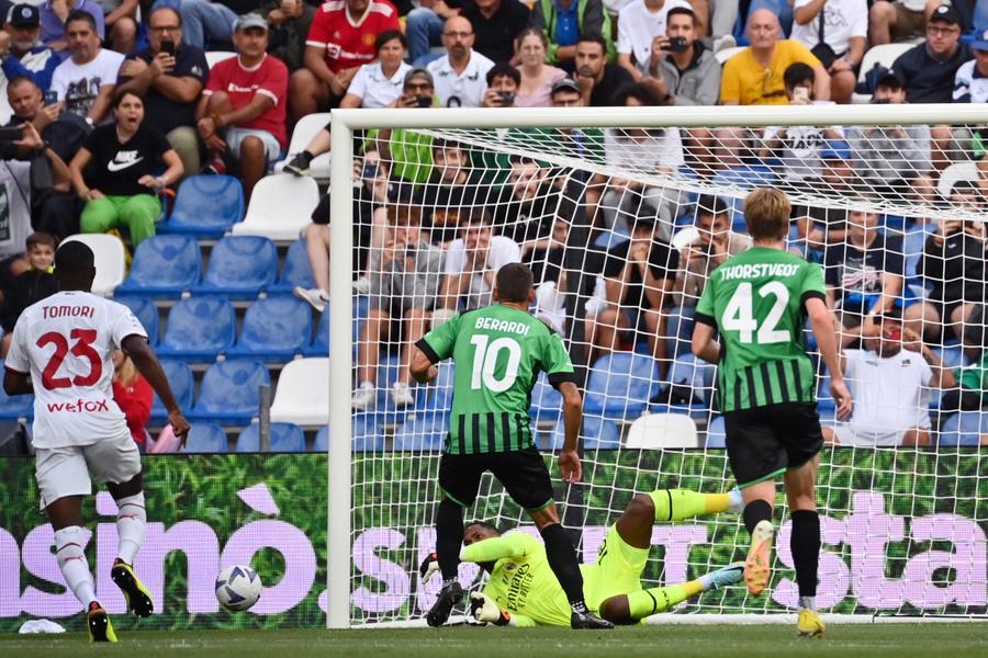 Sassuolo-Milan: è 0-0 I neroverdi sfiorano l'impresa. Berardi prima sbaglia un rigore poi esce per infortunio