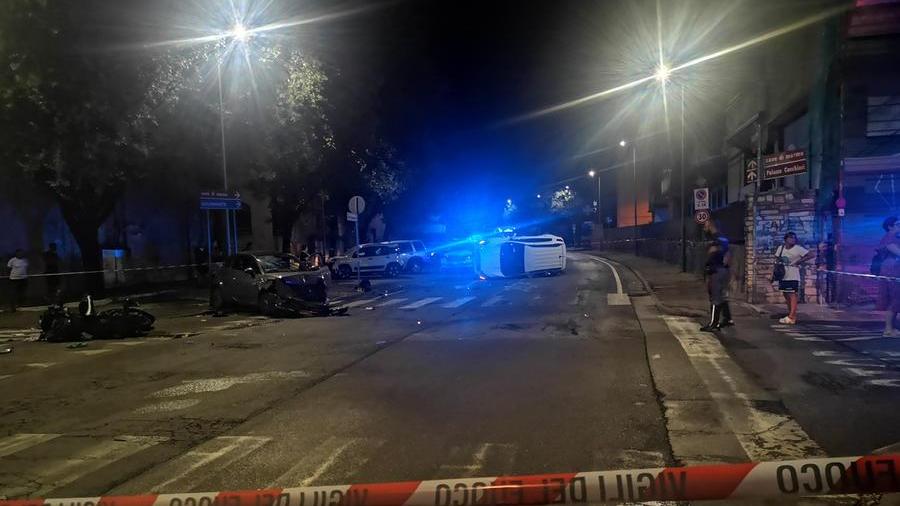 Carrara, scontro tra due auto e uno scooter: gravissimo il conducente della moto
