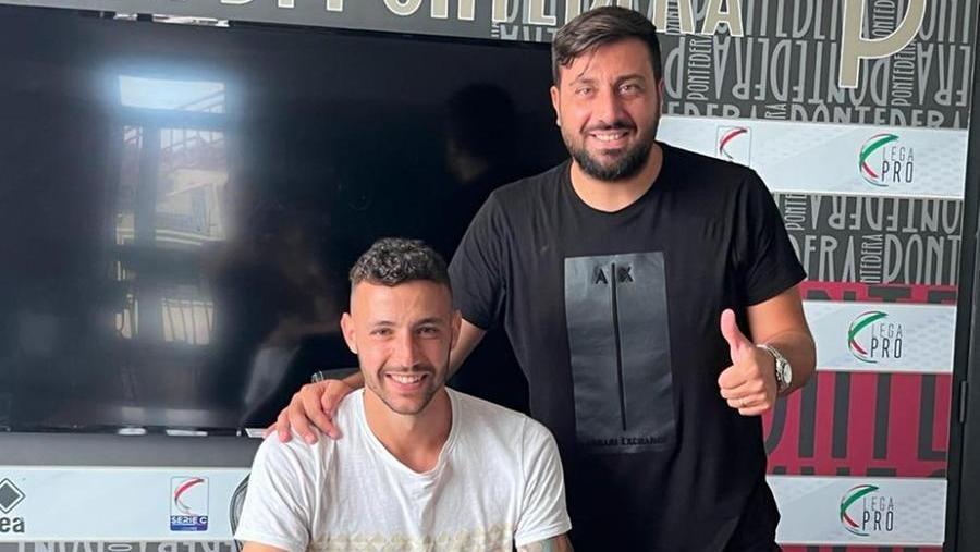 Riccardo Martinelli negli uffici dell'Us Città di Pontedera insieme al procuratore, Valeriano NarcisI