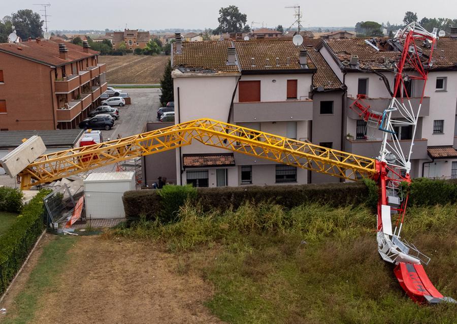 Gru crollata a Ferrara, i tempi si allungano: «Pure gli affitti andranno risarciti»