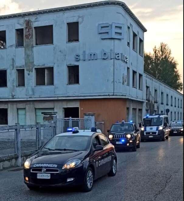Cento, scovati abusivi e irregolari