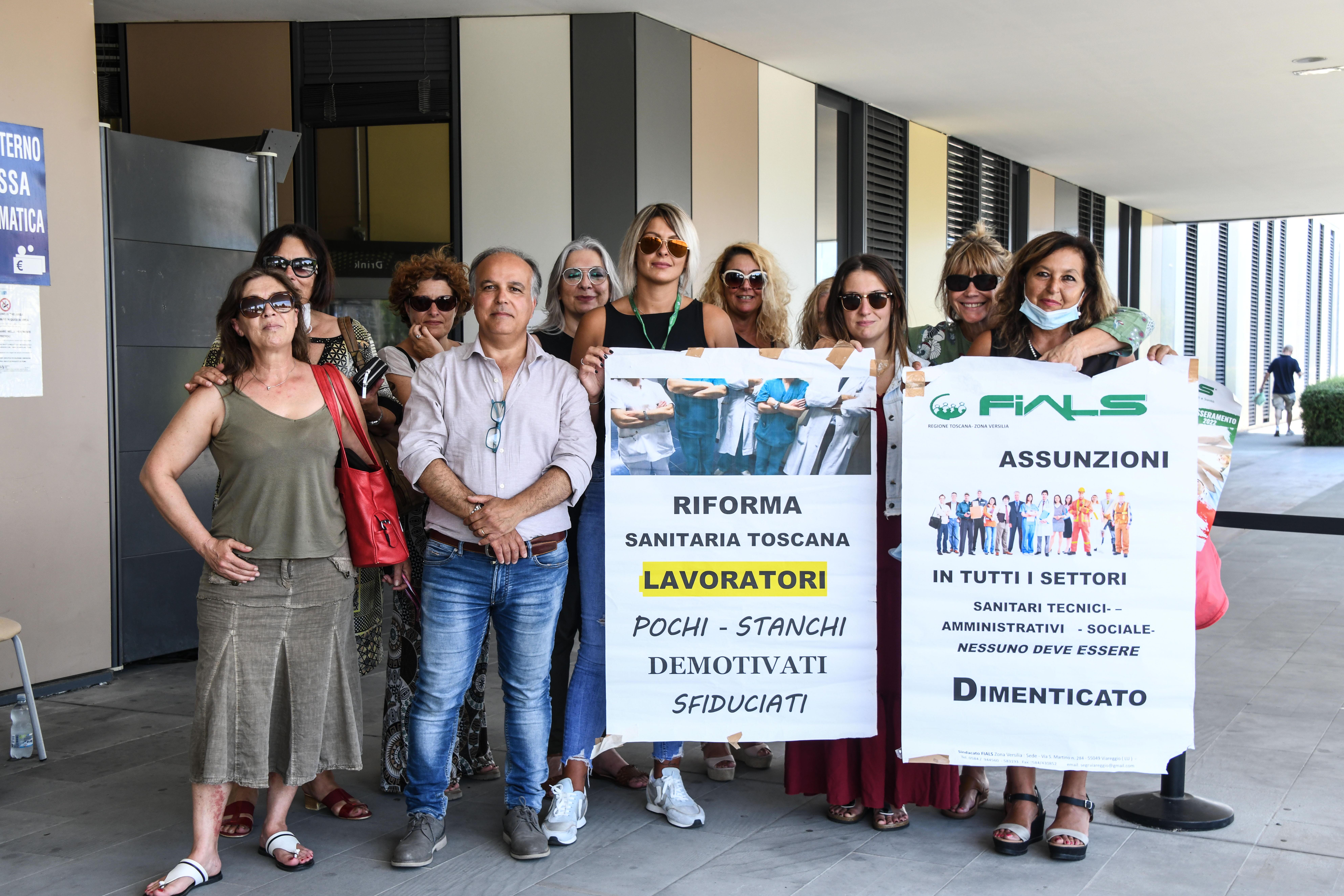 Medici e infermieri in fuga dall’ospedale Versilia