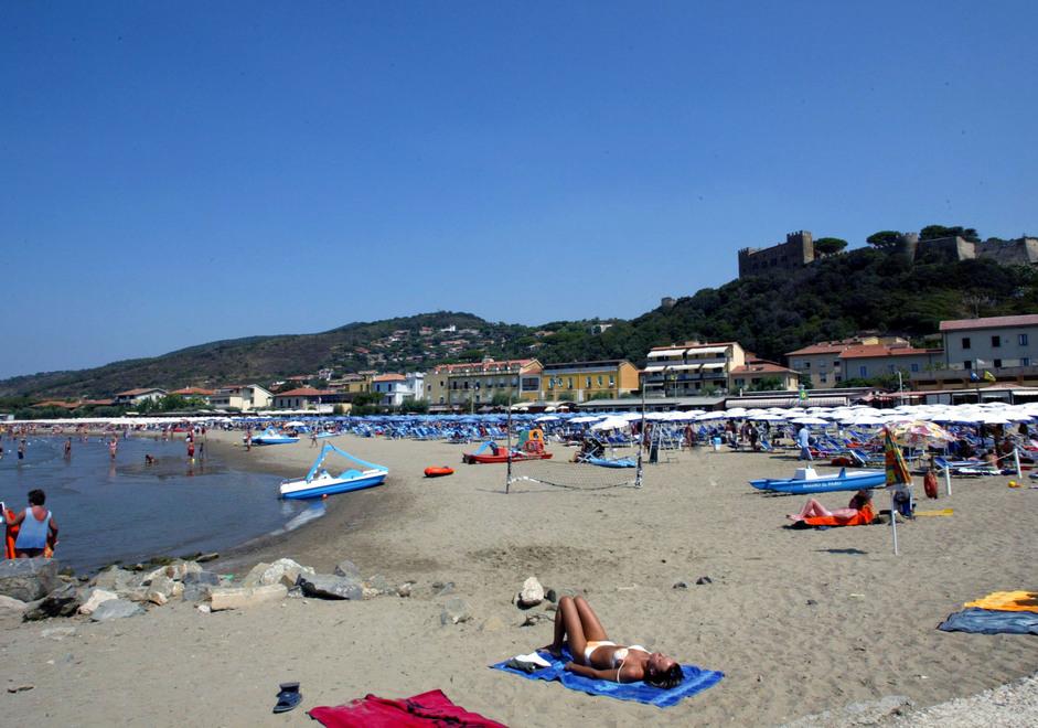 Sviene mentre nuota in mare, salvato dagli assistenti bagnanti 