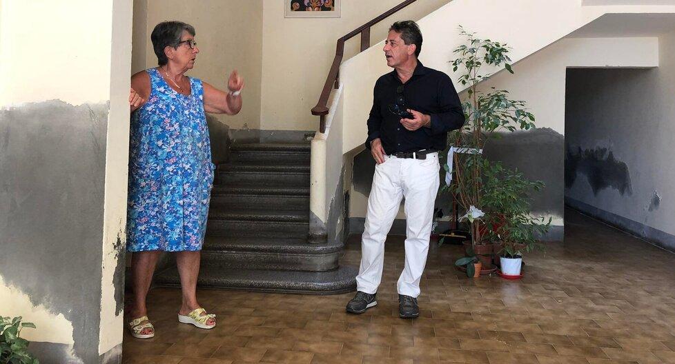 Fiorella Franchini e Luca Ardenghi nell’androne di via Colombo 1