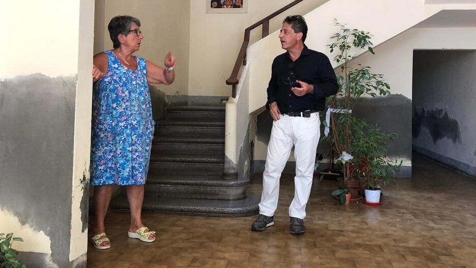 Fiorella Franchini e Luca Ardenghi nell’androne di via Colombo 1