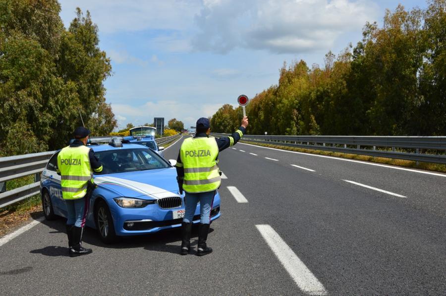 A 200 all’ora sulla 131: patente ritirata