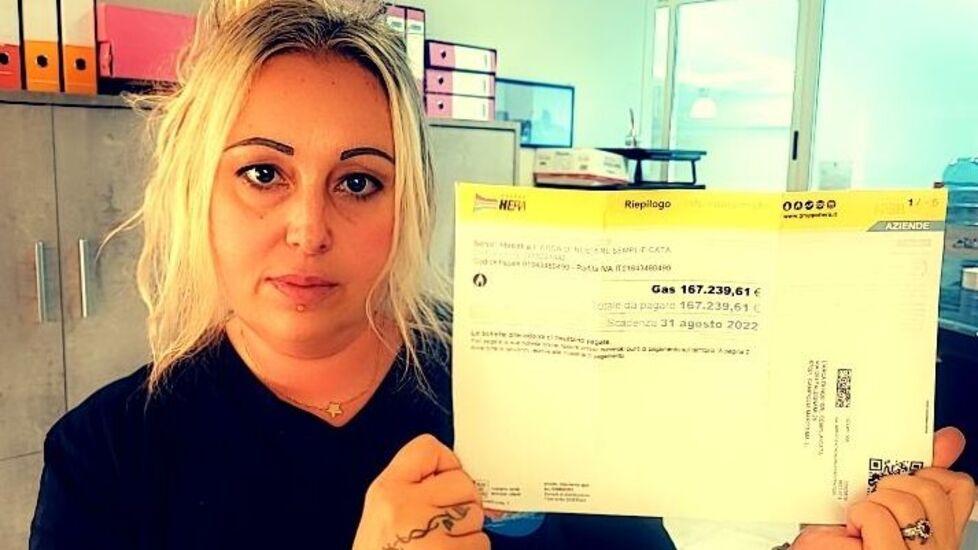 La titolare dell’azienda Kathy Cazzuola con in mano la bolletta sui consumi del mese di luglio