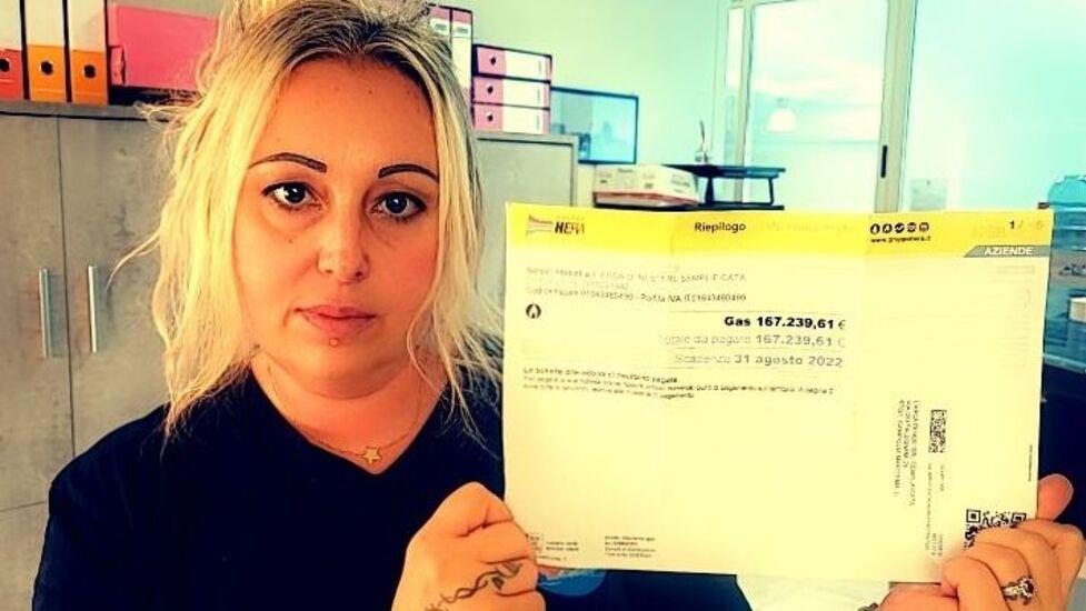 La titolare dell’azienda Kathy Cazzuola con in mano la bolletta sui consumi del mese di luglio