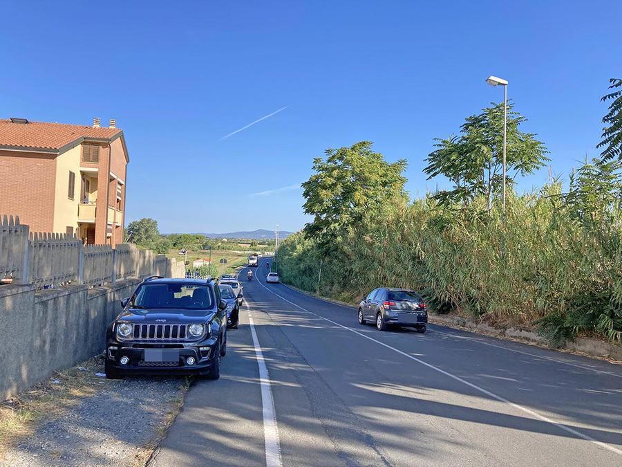 Cecina, troppe auto in via Cassola: «Sembra di stare sull’Aurelia»