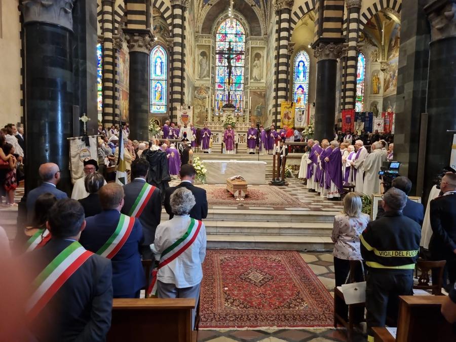 Vescovo Simoni, chiesa gremita per l’ultimo saluto