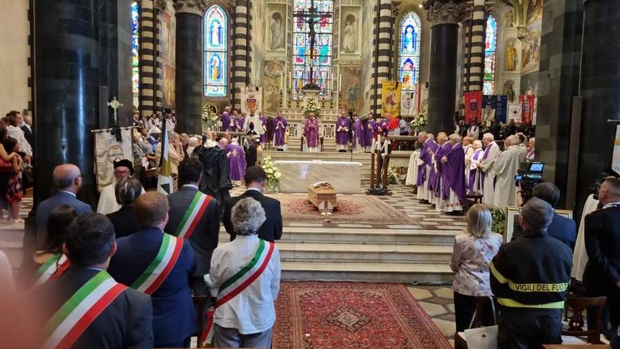 Vescovo Simoni, chiesa gremita per l’ultimo saluto