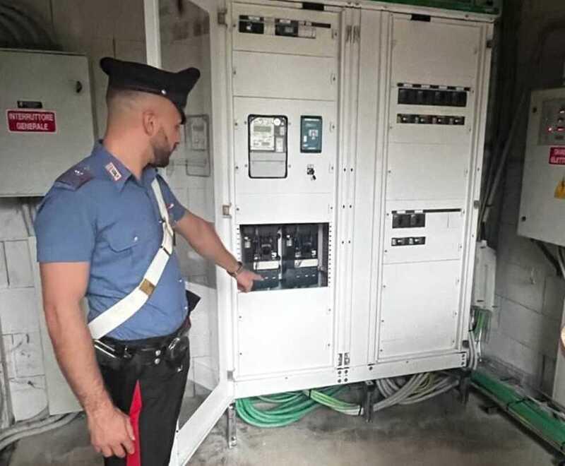Scarica elettrica colpisce un tecnico: è salvo