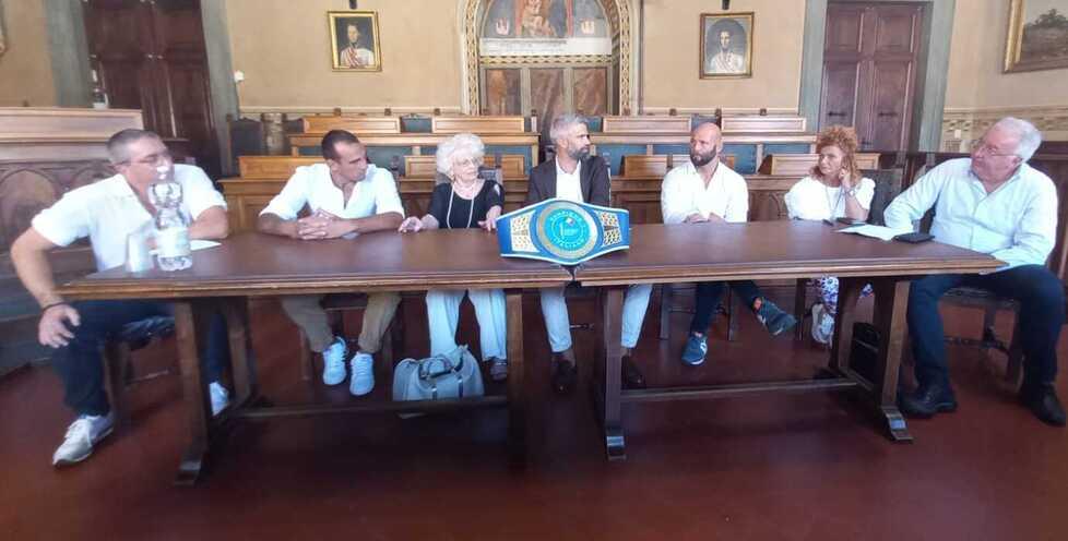 Piazza Bovio diventa un ring: in palio la cintura dei massimi 