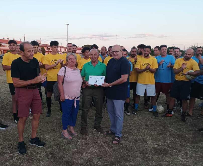 Nella foto, la consegna della targa ai genitori di Daniele Castelli al termine della partita in suo onore