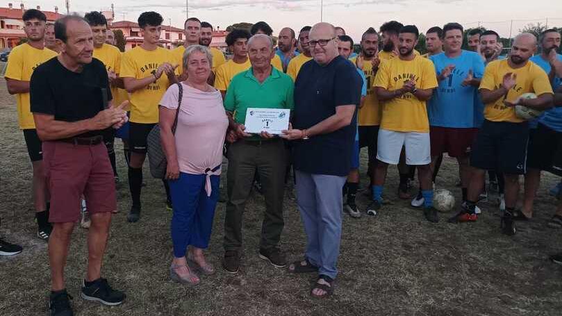 Nella foto, la consegna della targa ai genitori di Daniele Castelli al termine della partita in suo onore