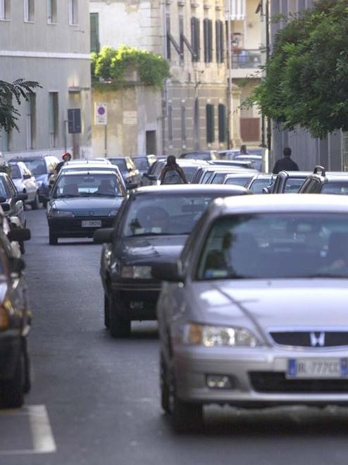 Via Cecconi-via Roma lo stradello è chiuso. Protestano i negozianti 