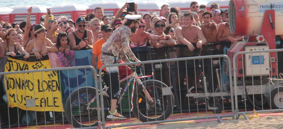 Jovanotti in mountain bike tra il pubblico durante il Jova Beach Party del 31 agosto di tre anni fa (Foto Roberto Paglianti)