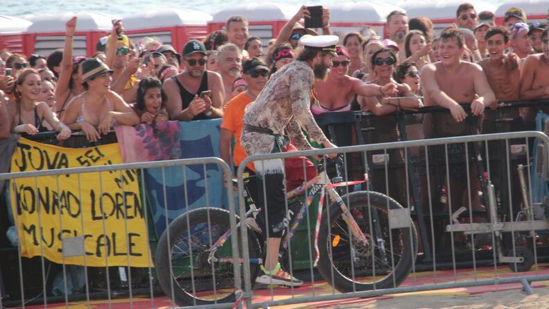 Jovanotti in mountain bike tra il pubblico durante il Jova Beach Party del 31 agosto di tre anni fa (Foto Roberto Paglianti)