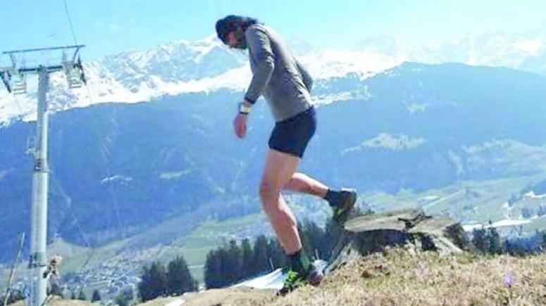 Alessandro mentre si allena e sopra con mamma Angèla, babbo Roberto e la moglie Yousra