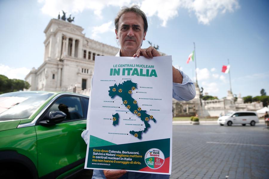 
	Angelo Bonelli mostra la mappa con i siti che a suo parere&nbsp;sarebbero stati individuati da Calenda e dalla destra per le centrali nucleari in Italia

