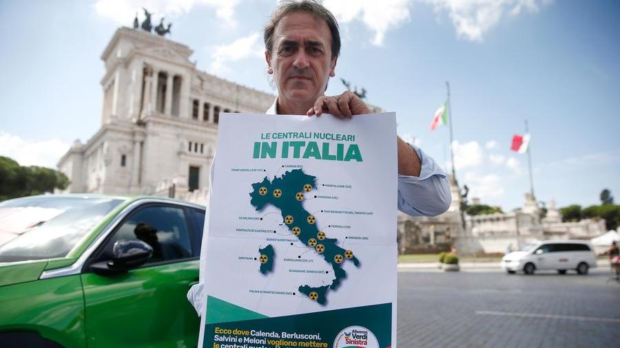 
	Angelo Bonelli mostra la mappa con i siti che a suo parere&nbsp;sarebbero stati individuati da Calenda e dalla destra per le centrali nucleari in Italia

