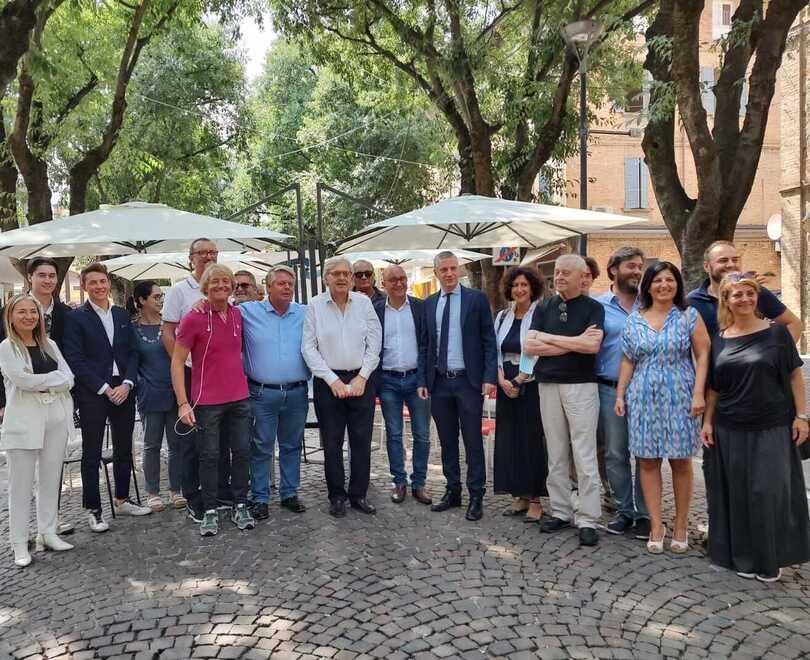 Vignola Lo show di Sgarbi in centro storico Piedi scalzi e saluti dalla finestra 