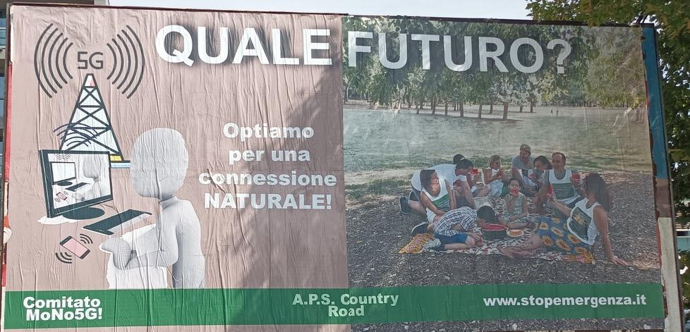 Modena. Maxi cartelli contro vaccini e reti 5G Ecco l’associazione che li ha pagati 