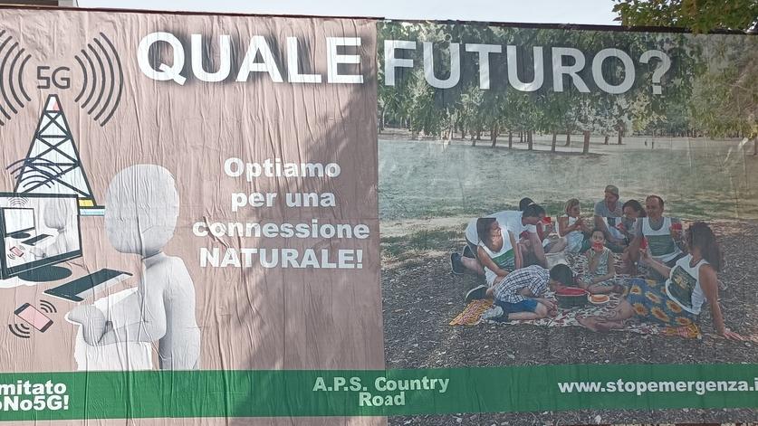 Modena. Maxi cartelli contro vaccini e reti 5G Ecco l’associazione che li ha pagati