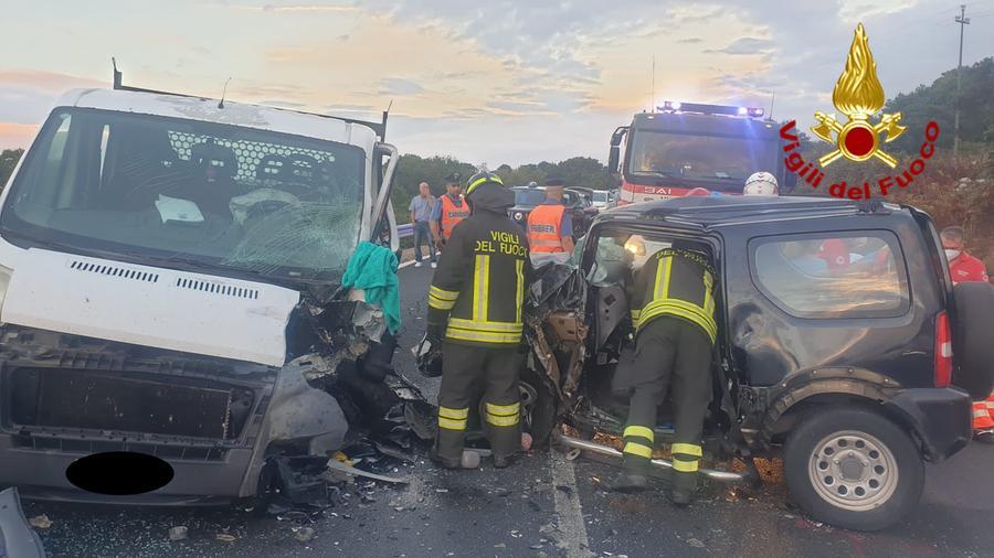 Scontro fra un furgoncino e un auto: tre feriti sulla statale 129 bis
