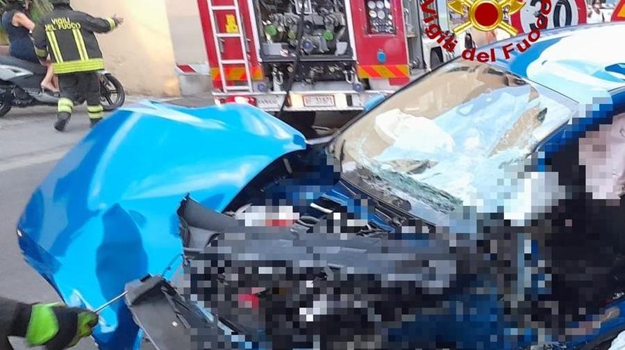 L'auto distrutta dopo l'incidente 