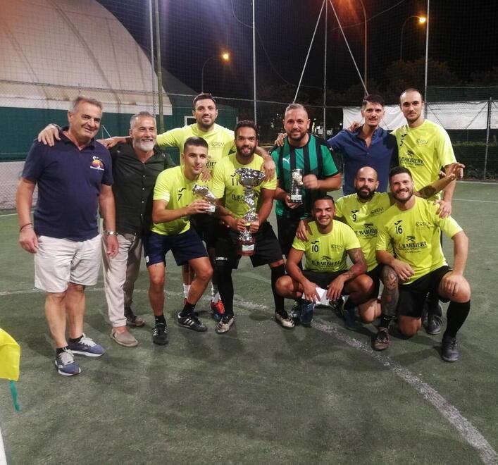 I festeggiamenti della formazione dell’Atletico Barbiere che ha vinto la finale del Mundialito Professionisti di calcio a 5 organizzato da Uisp a Grosseto
