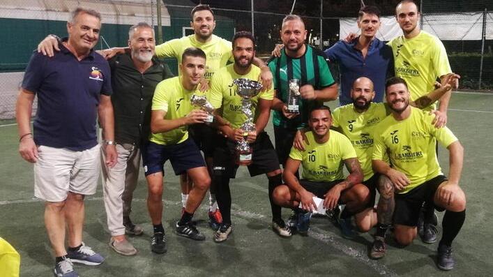 I festeggiamenti della formazione dell’Atletico Barbiere che ha vinto la finale del Mundialito Professionisti di calcio a 5 organizzato da Uisp a Grosseto