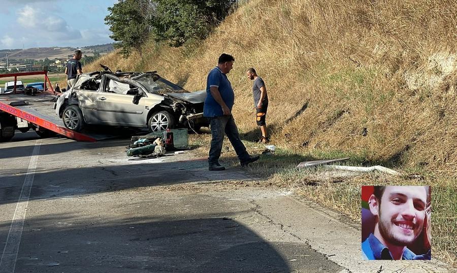 
	L'auto viene portata via dal carro attrezzi. Nel riquadro la vittima Daniele Maxia

