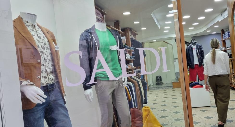 Nuoro, saldi in chiaroscuro: cambia la tendenza, meno acquisti e più costi per il settore 