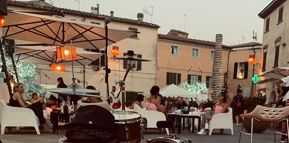 Infermiere salva un anziano colpito da un malore in piazza
