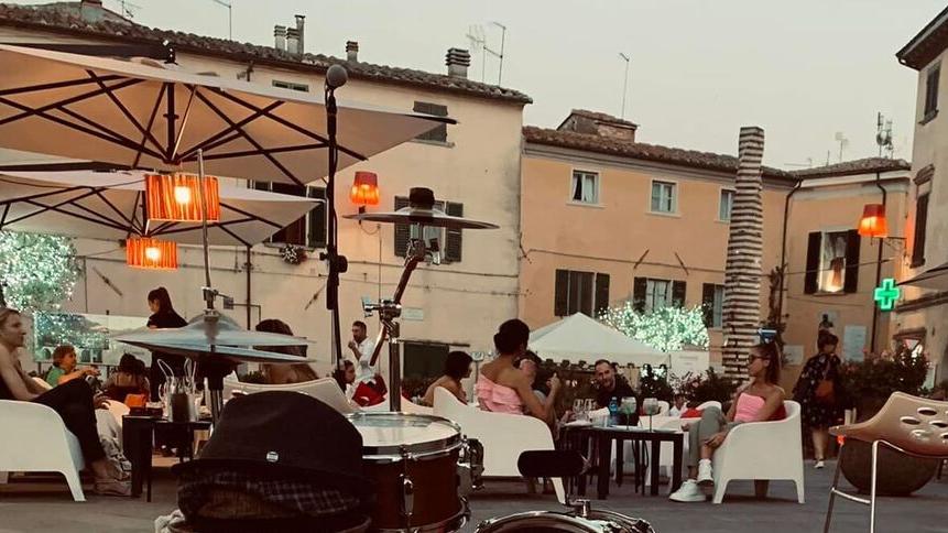 Infermiere salva un anziano colpito da un malore in piazza