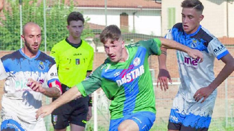 
	Una fase di gioco del recente derby di Coppa Italia di serie D fra il Seravezza e il Real Forte Querceta che ha visto la vittoria dei locali per 5-3 (Roberto Paglianti)

