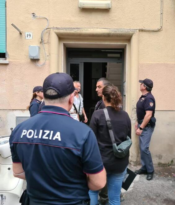 
	Le forze dell'ordine durante il blitz (foto Daniele Stefanini/Silvi)

