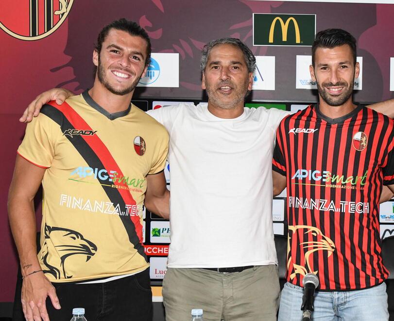l diesse Daniele Deoma al centro della foto assieme al dg Mario Santoro è già a Milano dove oggi si conclude la sessione estiva dal mercato