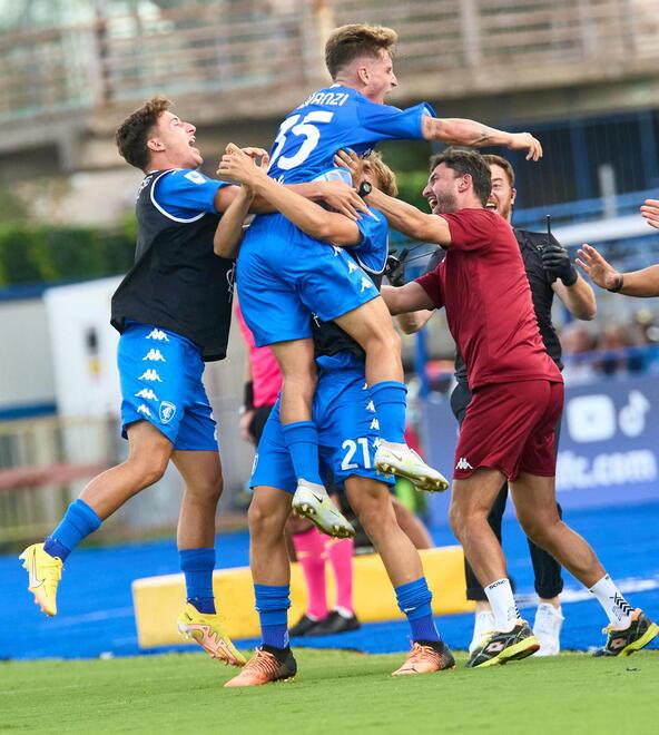 L’esultanza dell’Empoli per il gol di Baldanzi, figlio del vivaio azzurro. È il primo della sua carriera in Serie A. Il suo debutto è stato con Andreazzoli la passata stagione