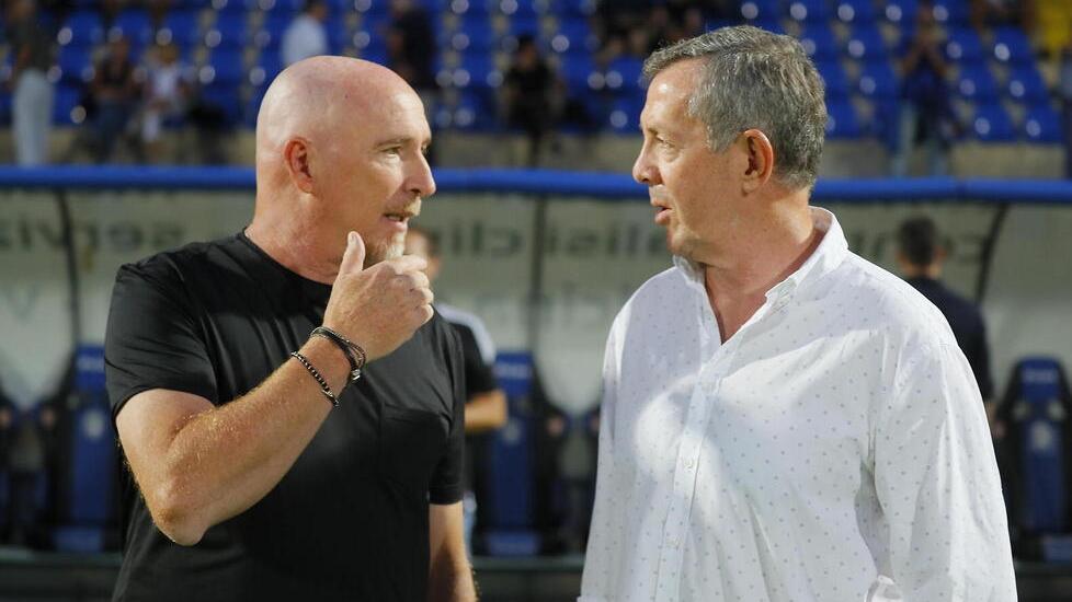 Il tecnico nerazzurro Rolando Maran a colloquio con il patron Alexander Knaster sul terreno dell’Arena Garibaldi Anconetani