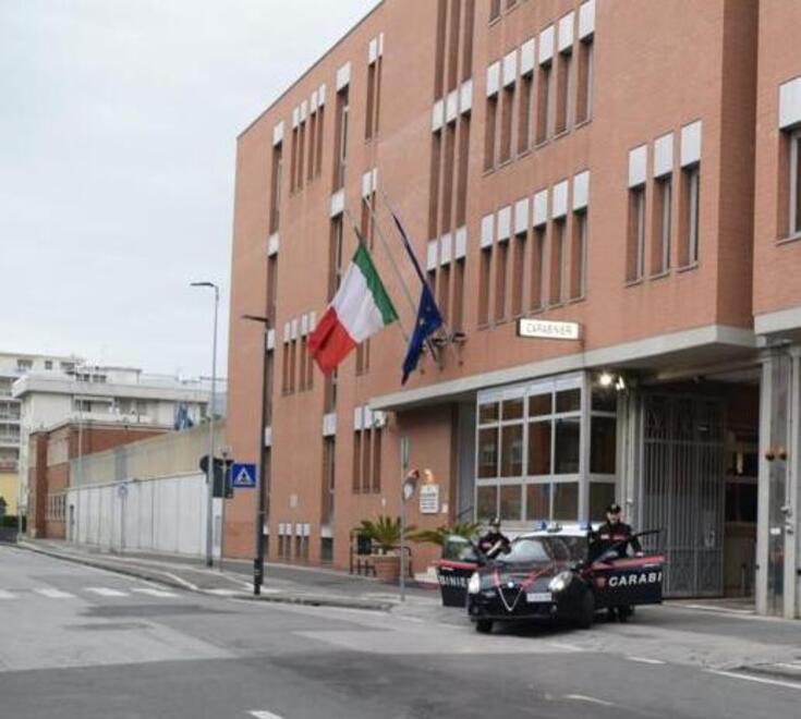 Una pattuglia dei carabinieri in uscita dalla sede del comando provinciale di Livorno in una foto d’archivio